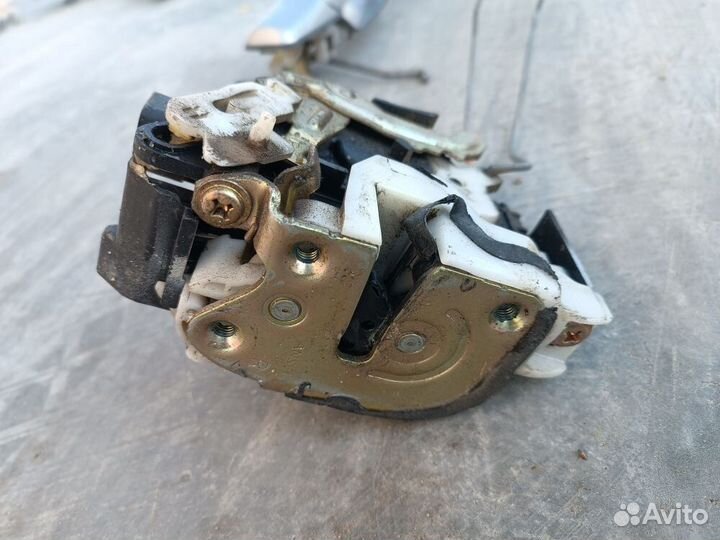 Замок дверной Mitsubishi Outlander 1 задний правый