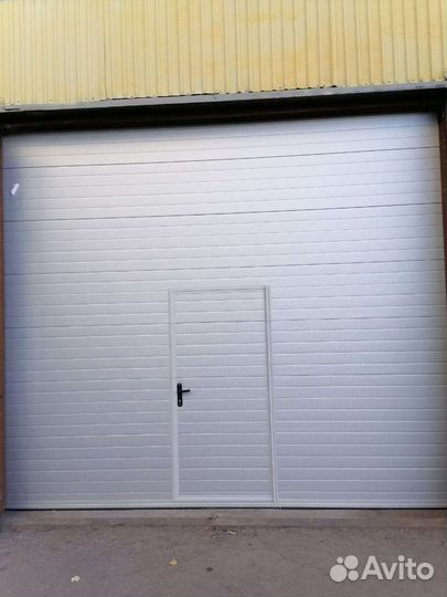 Монтаж секционных ворот