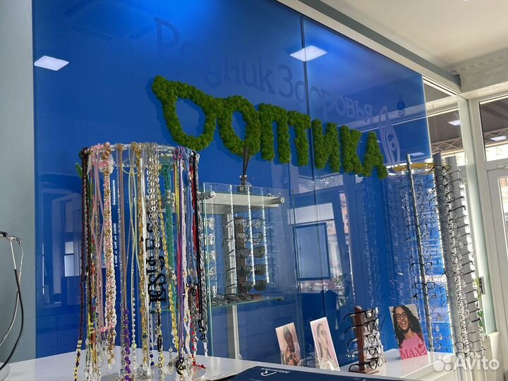 Продавец в салоне оптики