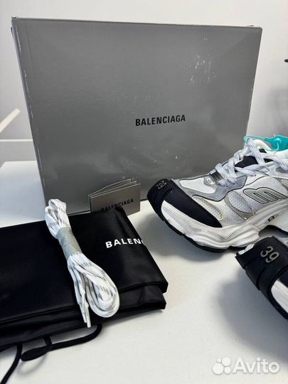 Balenciaga cargo