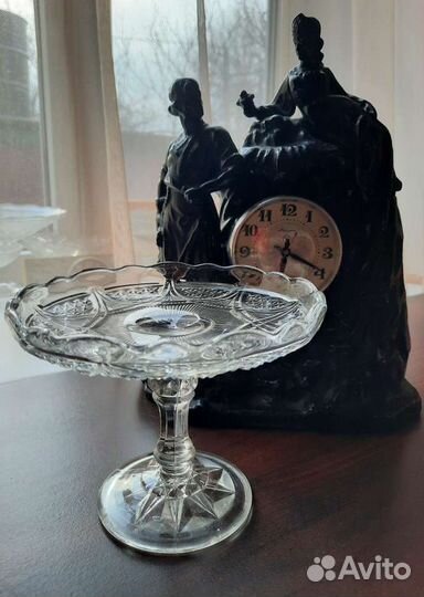 Старинная стеклянная фруктовница вазочка на ножке