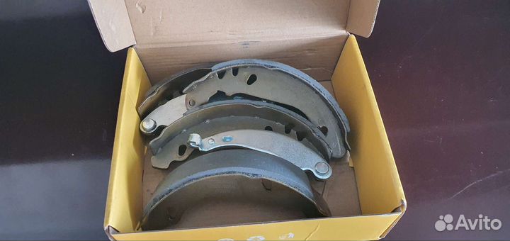 Тормозные колодки барабанные задние