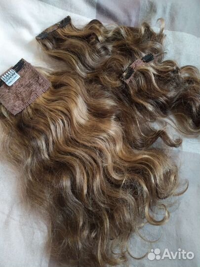 Волосы на заколках светло-русые, хвост