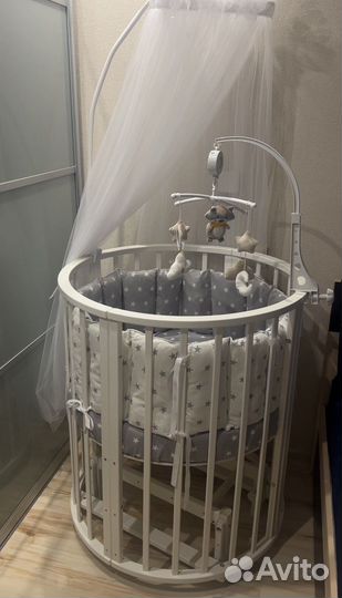 Детская кроватка с маятником