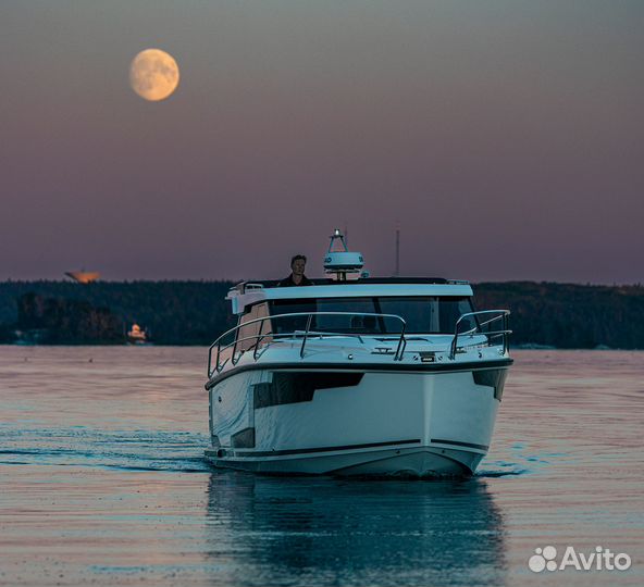 Круизный катер Aquador 300 HT с Yanmar 8LV 370 Z