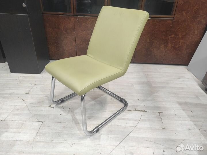 Кресло конференц (кож.зам/хром) б/у