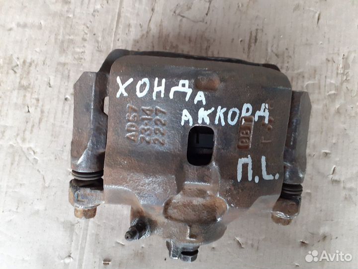 Суппорт передний левый Хонда Аккорд В5 93-98г.в