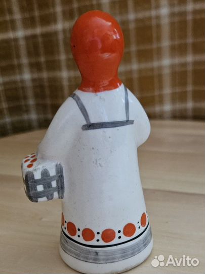 Девушка с лукошком