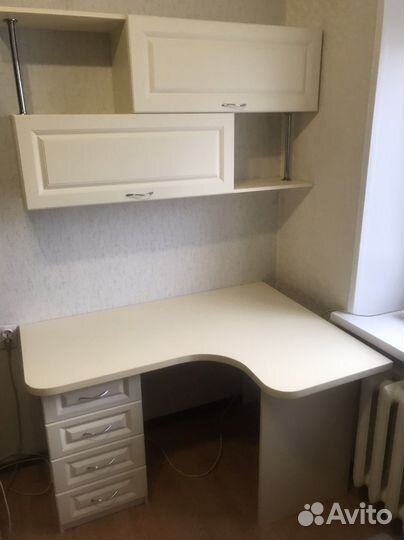 Компьютерный стол и навесная полка