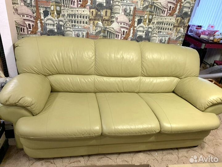 Кожаный диван и 2 кресла