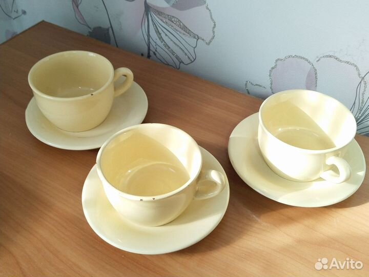 Керамические чашки с блюдцами