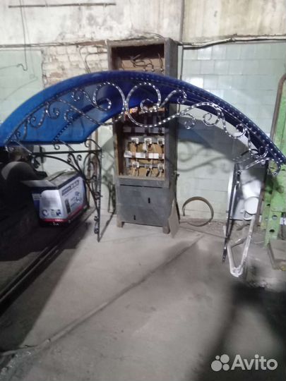 Козырёк над дверью