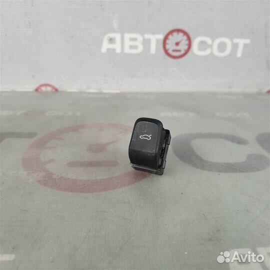 Выключатель привода замка багажника Audi A3 (8V)