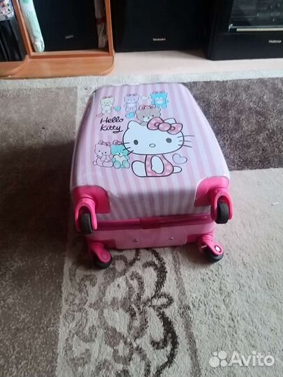 Детский чемодан на колесиках