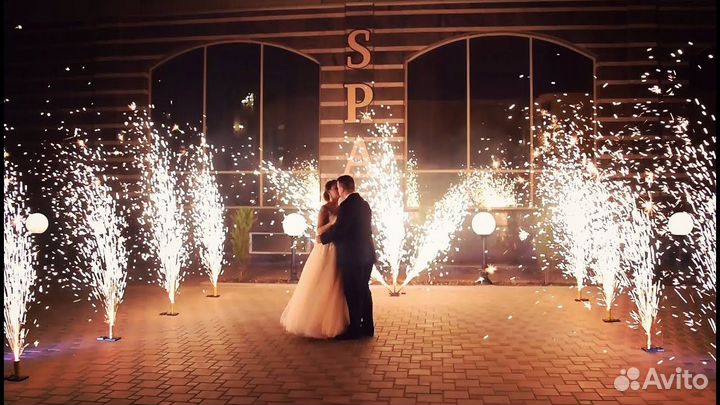 Холодные фонтаны,тяжелый дым,конфетти на свадьбу