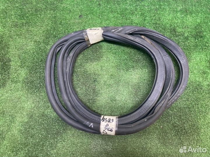 Уплотнитель дверного проема задний правый