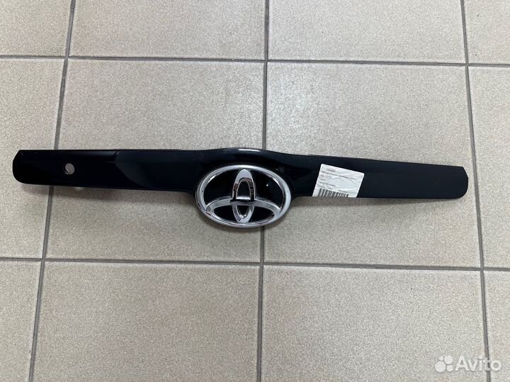 Накладка крышки багажника Тойота Камри