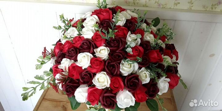 Букет роз из мыльной эмульсии в позолоченной вазе