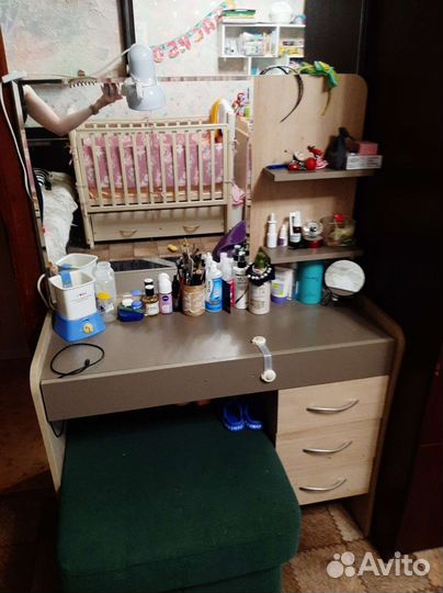 Туалетный столик с зеркалом