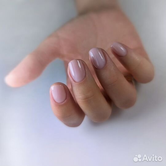 Модель на маникюр с покрытием гель-лак