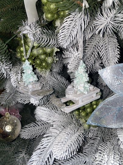 Новогодняя елочная игрушка Сани с ёлкой