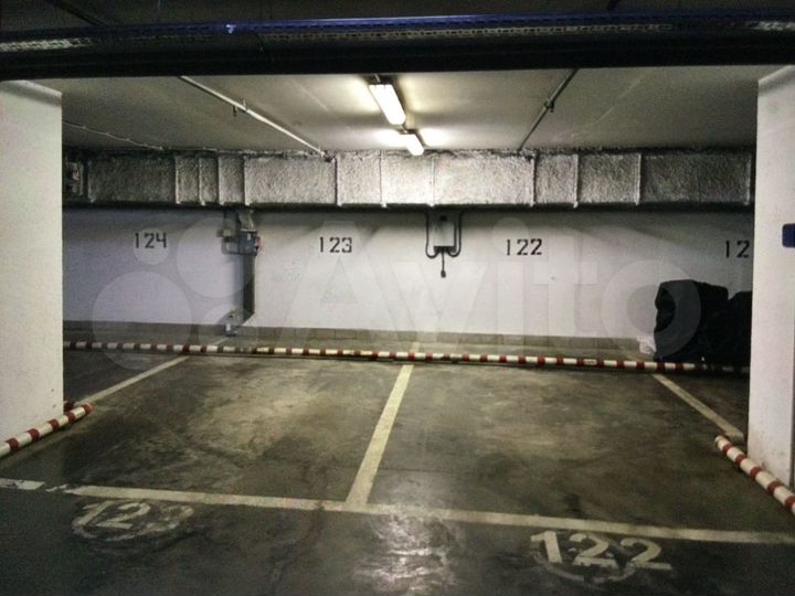 Машиноместо, > 30 м²