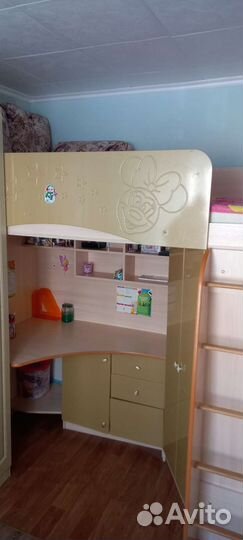 Детская кровать чердак со столом и шкафом