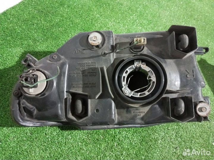 Фара галогеновая правая Mitsubishi Pajero Io H76W