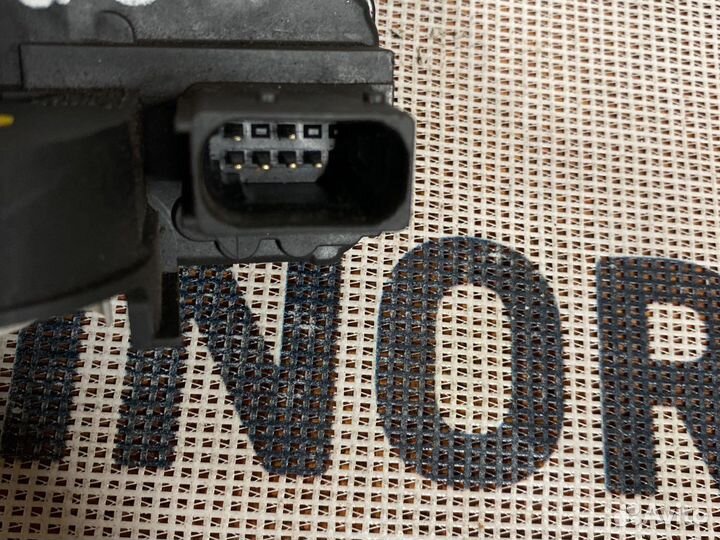 Замок двери передний правый GM 13503802