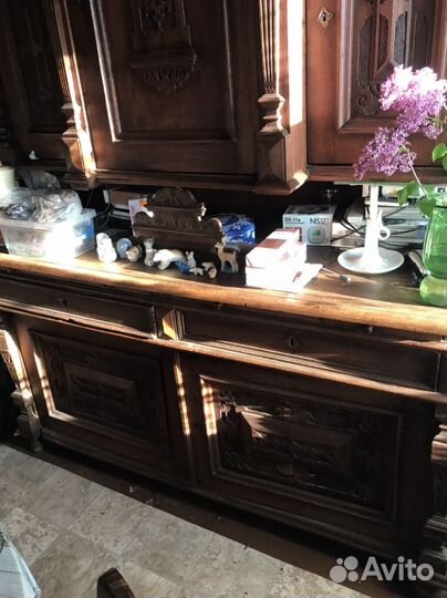 Старинный антикварный шкаф буфет