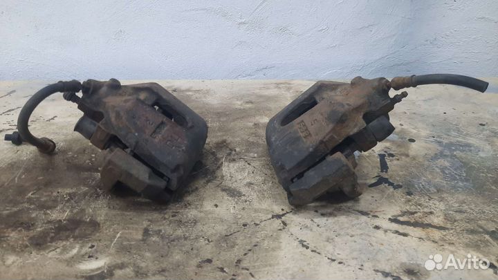 Супорт передний левый/правый mazda 3 bk