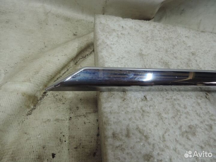 Молдинг решетки радиатора левый Mitsubishi Pajero