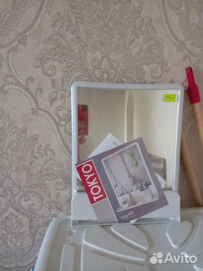 Зеркало с полочкой