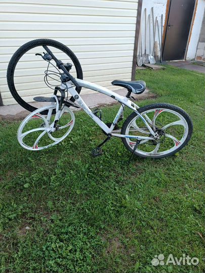 Велосипед BMW на литых дисках