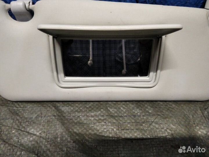 Козырек солнцезащитный передний правый Nissan