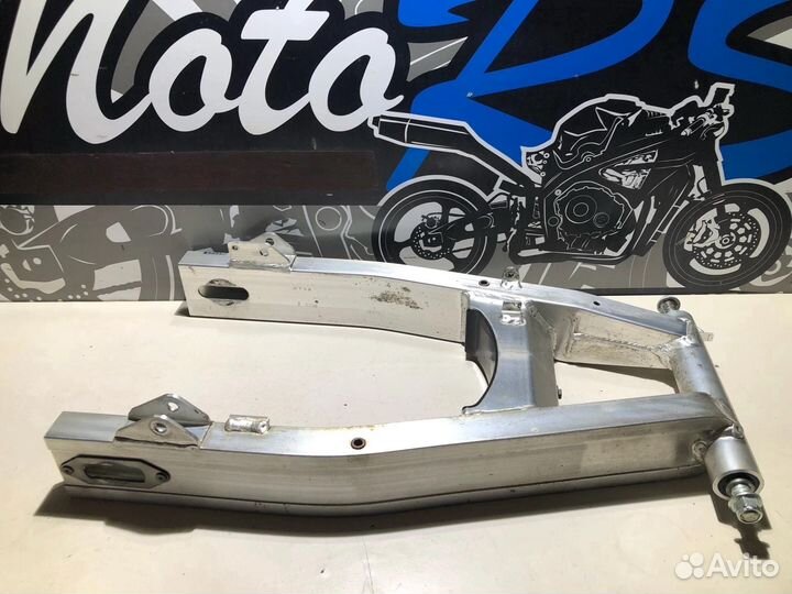 Маятник в сборе с осью Honda CB 400 SF NC31 1994г