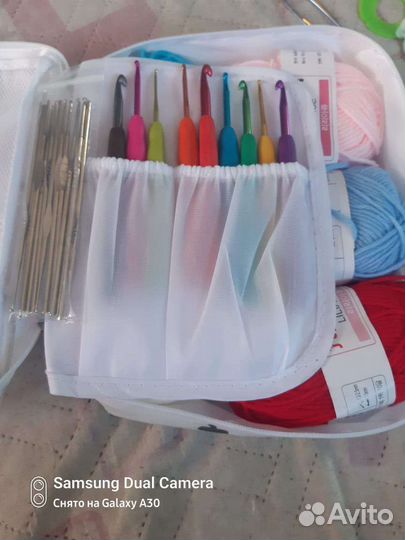 Набор крючков с аксессуарами и пряжей