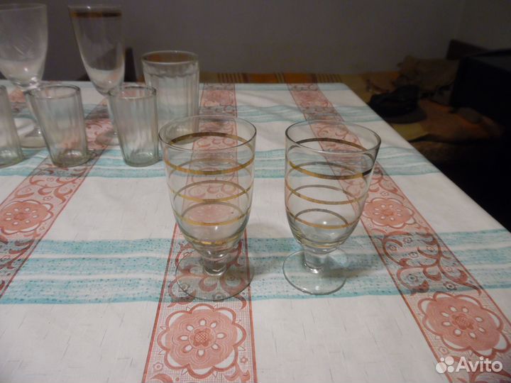 Стеклянные рюмки, фужеры, стаканы