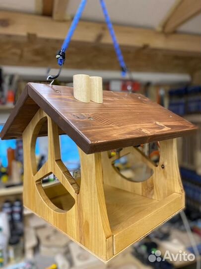 Кормушка для птиц и белок из дерева