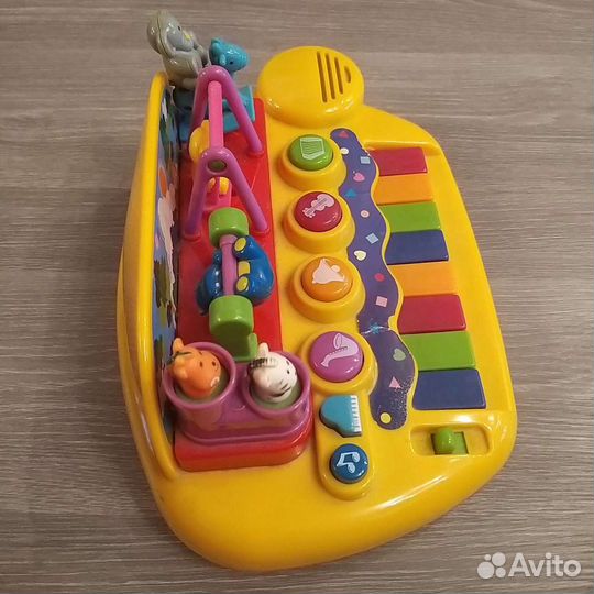 Музыкальное пианино и телефон игрушечный