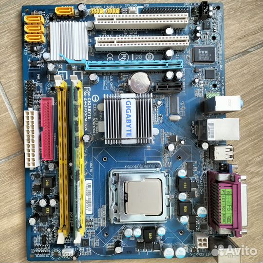 Материнская плата с процессором и памятью