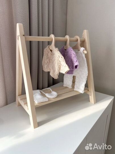 Деревянная вешалка для кукольной одежды