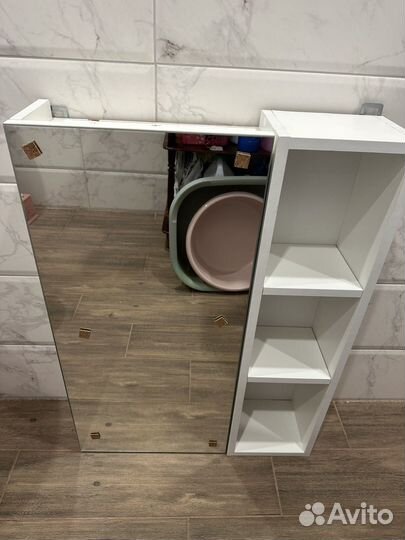 Зеркало в ванную с полочкой