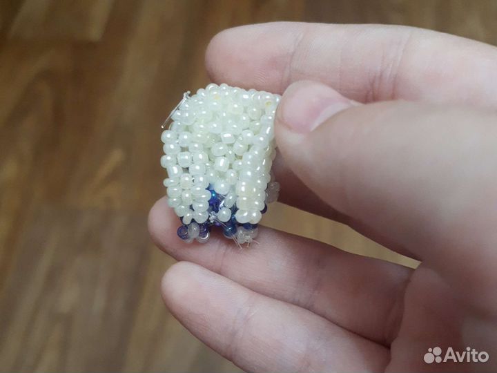 Обьёмный зайчик из бисера в технике крестик