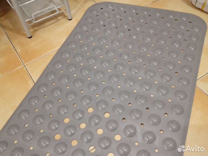 Противоскользящий коврик в ванну