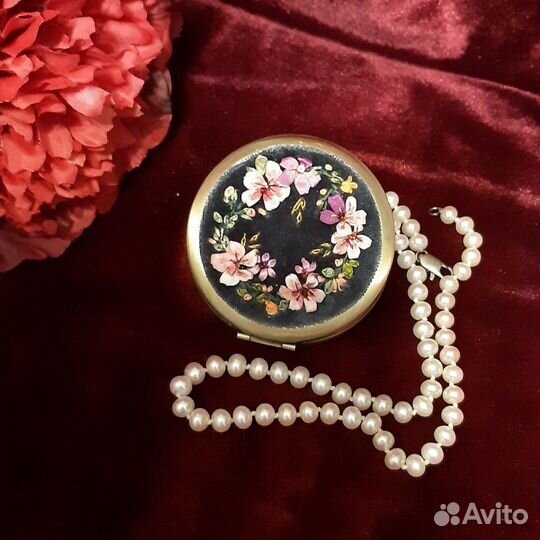 Зеркальце вышитое лентами