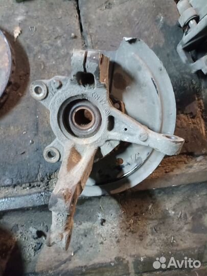 Левый поворотный кулак Renault Logan 2