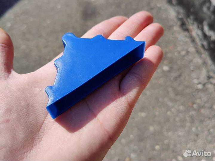 Синие защитные уголки для транспортировки стекла