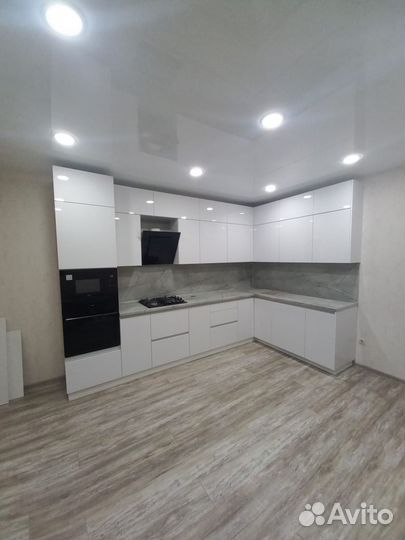 Кухня белая глянцевая с ручками Golla