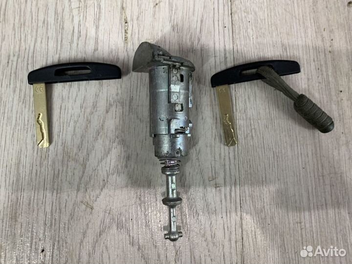 Личинка замка двери Renault fluence Лев